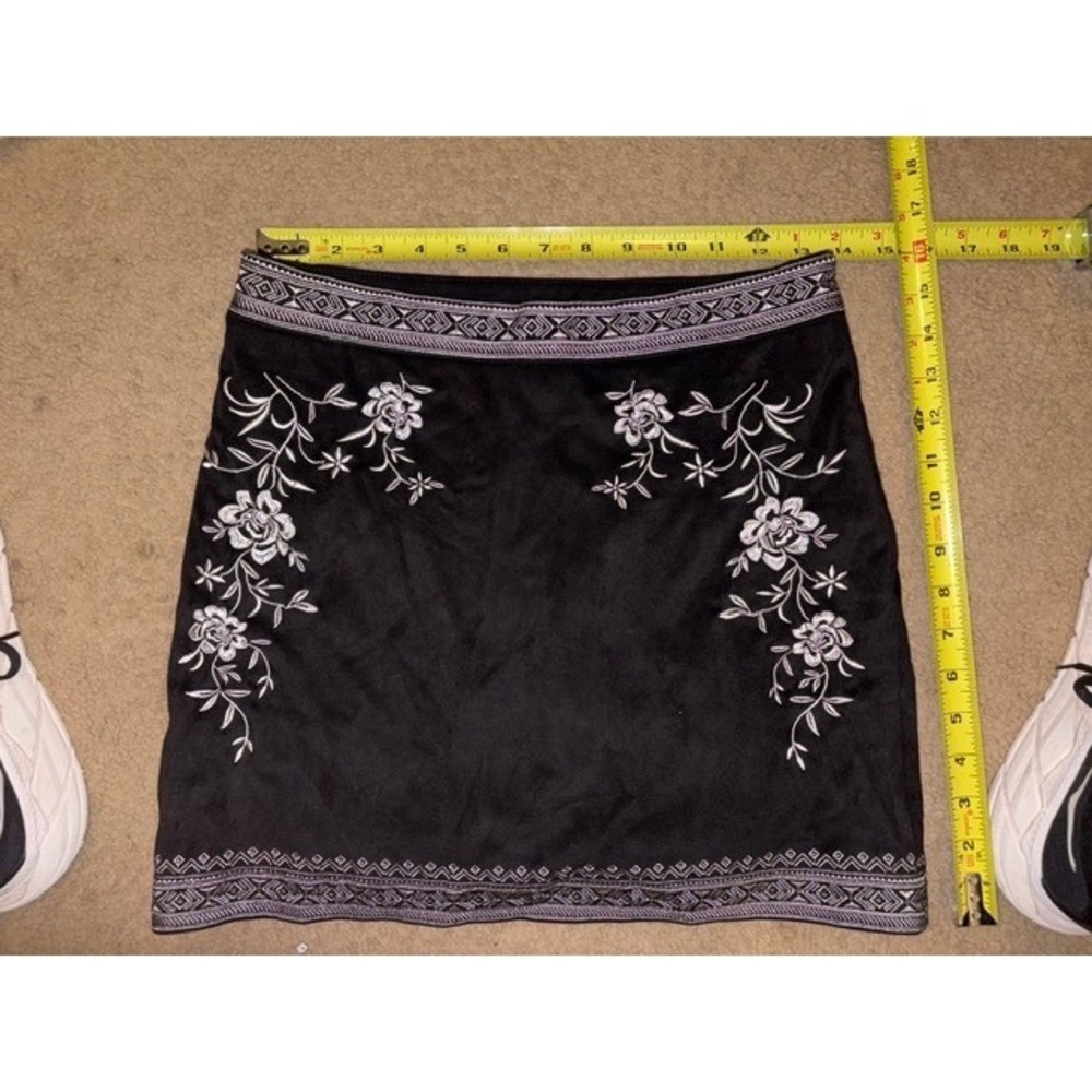 Forever 21 Black Faux Sued Embroidered Floral Mini Skirt Festival Women M T56-44